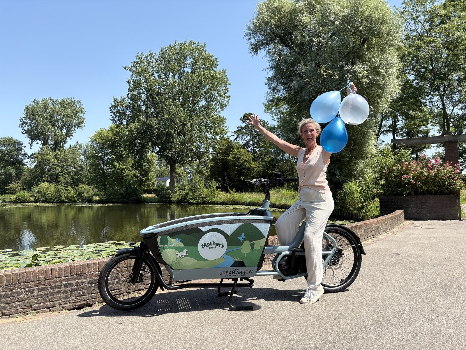 Urban Arrow Lastenrad mit Mother's-Earth-Design